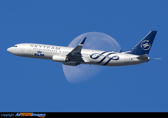 Crossing the Moon on departure Boeing 737-9K2