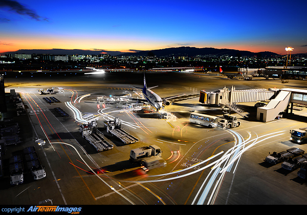 All the activities surrounding a 737 arrival. Boeing 737-5Y0