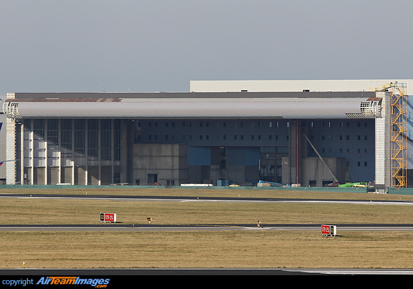 The future TUI Travel Belgium building. The hangar will be a specialist maintenance centre for the Boeing 787 Dreamliner.
JetairFly will be the first Belgian airline to add the Dreamliner to its fleet. On a larger scale, the group will see its fleet extended by several of these Boeings, which will be based at various airports in Europe. For the maintenance of its Dreamliners the group decided to establish its own Goldcare competence center in Europe, and after a thorough comparison of several competing airports, the group selected Brussels Airport. The TUI Travel Belgium building is scheduled to be completed by the end of 2013. TUI "Goldcare" Competence Ctr