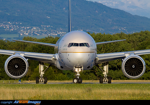 Frontal image of a Saudi Arabian Airlines Boeing 777-200ER Boeing 777-268/ER