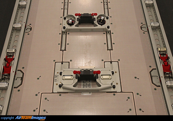 Main deck containers stop. Boeing 777-FHT