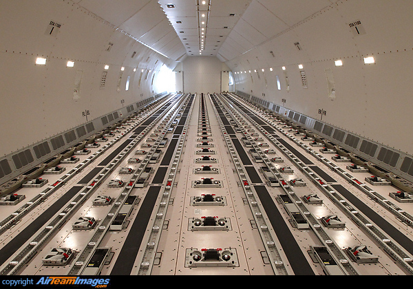 With a volume of 518 m the B777F main deck is able to receive 27 containers. Boeing 777-FHT