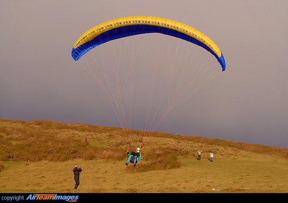 Rhossili is often voted, by those who partake of this sport, as one of the best places to enjoy hang gliding and paragliding in Wales; Taking off from Rhossili Down and soaring over the expanse of Rhossili Bay. Paraglider
