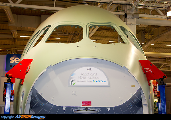 Airbus A350 XWB flight deck section designed and built by Aerolia Airbus A350 XWB