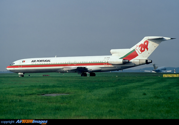 Condor Boeing 727-230 landing in the background. Boeing 727-282/Adv