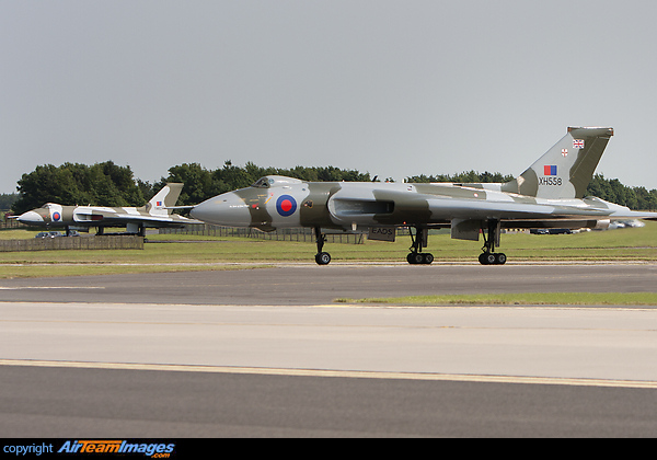 XH558 seen here with XM607 Avro 698 Vulcan B2