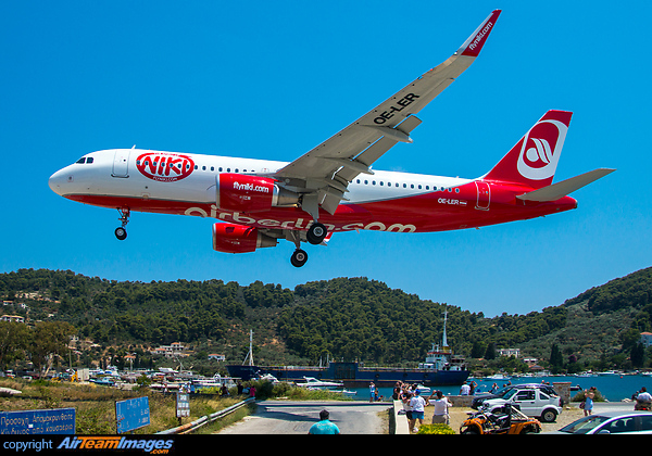 new livery, new sharklets Airbus A320-214
