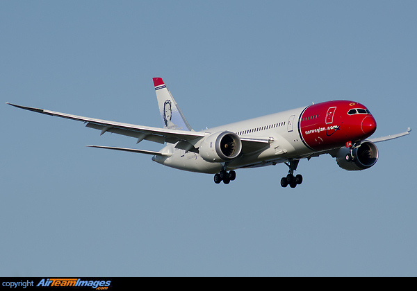 Norwegian Long Haul's first Boeing 787-8 making its first appearence at Barcelona Airport as part of crew training flights ahead of the launch of Low-Cost Longhaul services from Oslo and Stockholm to Bangkok, New York and Fort Lauderdale Boeing 787-8 Dreamliner