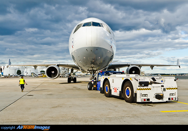 Push-back in progress. McDonnell Douglas MD-11F