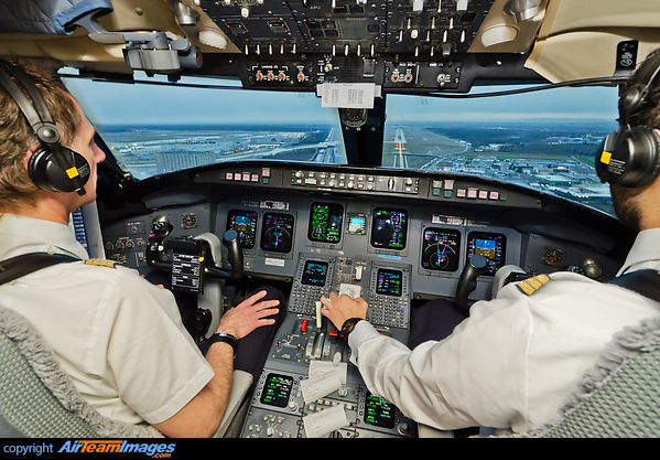 Final approach on ILS Y runway 25R. Excellent approach and landing done by the FO, right on glideslope and slightly correcting to the right. Bombardier CRJ-701ER