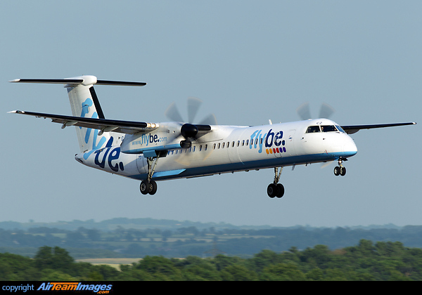 Final approach to runway 27 at East Midlands Bombardier Dash 8-402Q