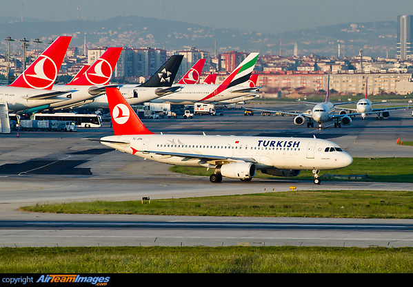 Typical Istanbul panorama! 10 Turkish aircraft are in the background (mostly in new colours), but one Emirates destroys the impression of a TK-only hub... Airbus A320-232