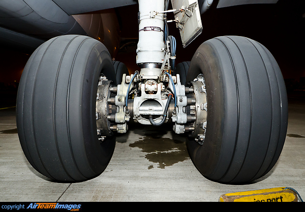 Main gear with brake assembly. McDonnell Douglas MD-11F