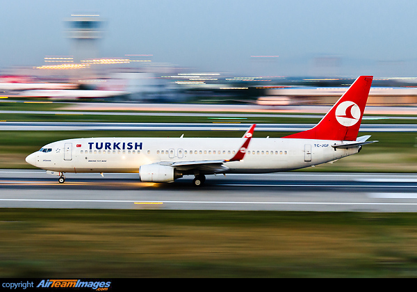 Panning shot during night-time Boeing 737-8F2