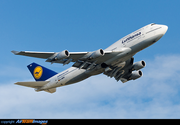 Departure with the last rays of sunlight... Boeing 747-430