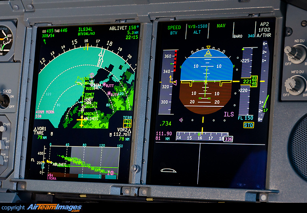Navigation Display with arrival route and Primary Flight Display (PFD). Airbus A380-841