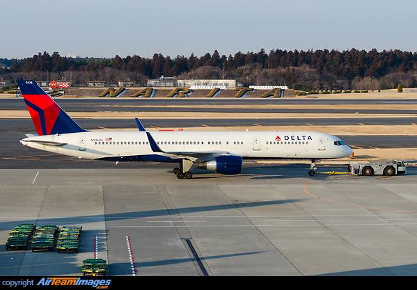 You can't hide the location of this aircraft, can you? In the background is the "Narita" grass billboard. Boeing 757-251