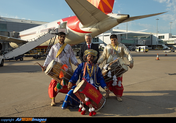 Birmingham Airport CEO Paul Kehoe enjoys the music of King G Mall - Dholl Blasters on the apron to celebrate the launch of the new Air India Boeing 787 Dreamliner Birmingham Delhi & Amritsar service. Boeing 787-8 Dreamliner
