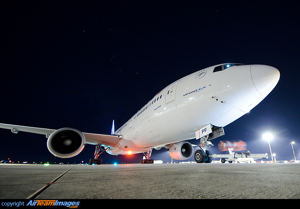 Boeing 777-228/ER Boeing 777-228/ER
