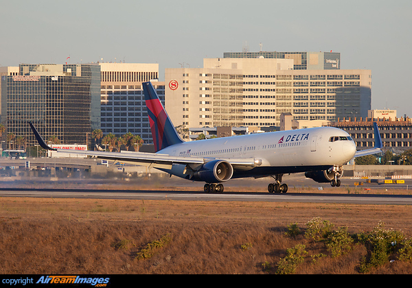 Boeing 767-332/ER Boeing 767-332/ER