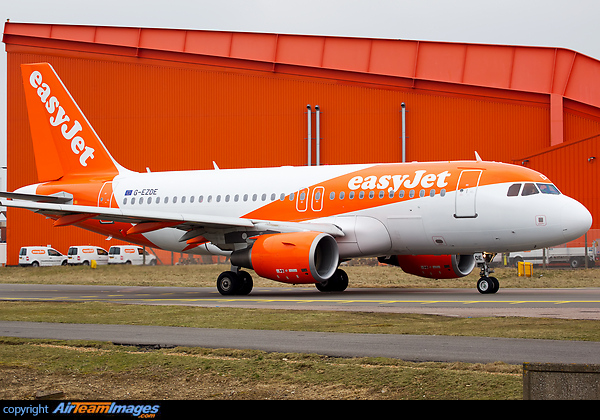 G-EZDE in the new corporate scheme passing by the easyJet hangar Airbus A319-111