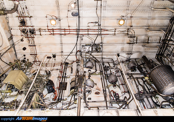 Inner assembly of the main gear with several electrical and hydraulic lines. McDonnell Douglas MD-11F