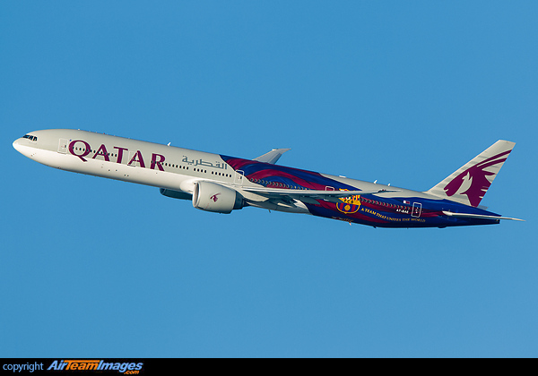 QTR004 turns south after departure from Heathrow's 27R Boeing 777-3DZ/ER