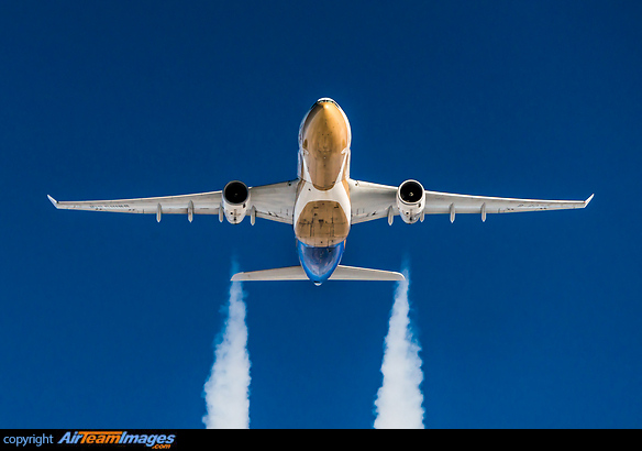 Passing head-on around FL340. Airbus A330-243