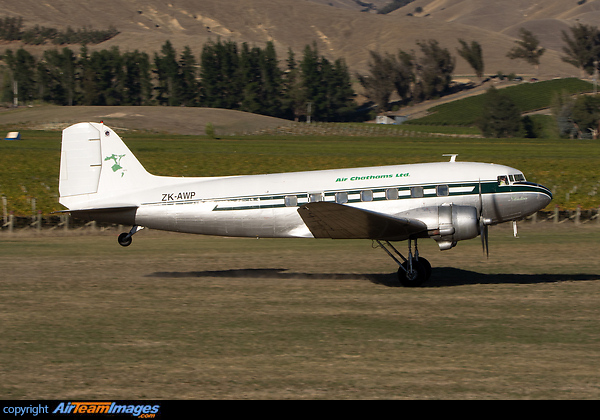 Landing with passengers from Wellington. Douglas C-47D Skytrain (DC-3)