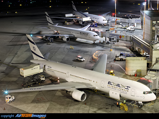 Together with Boeing 767-300 4X-EAK and 777-200 4X-ECB Boeing 767-33A/ER