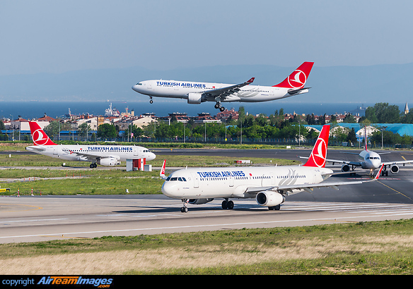 Four TK aircraft in one picture! Registrations are Airbus A319 TC-JLZ and TC-JUA, A321 TC-JSE and A330 TC-JIS on short final runway 05. Airbus A321-231