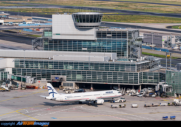 Push-back in front of the Terminal 1 Concourse A. One of two apron control towers is on top of the terminal. Airbus A321-232