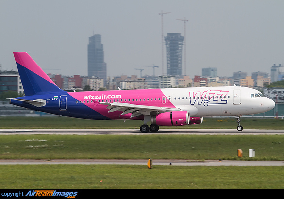 New color scheme for Wizz Air. HA-LPW seen here arriving for a press conference and a promotional flight. Airbus A320-232
