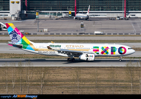 Promoting the "Expo 2015" Airbus A330-243