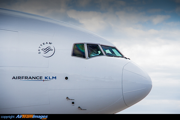 Boeing 777-328/ER Boeing 777-328/ER
