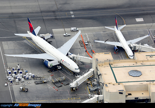 Boeing 777-232/LR Boeing 777-232/LR