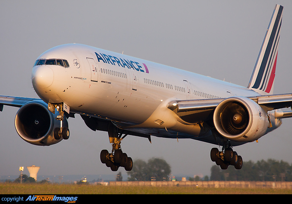 Boeing 777-328/ER Boeing 777-328/ER