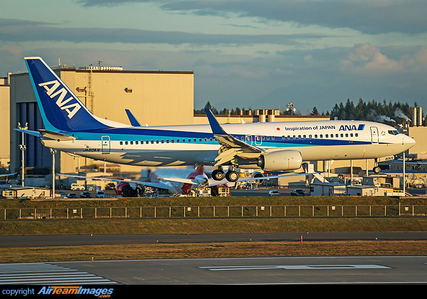 Landing on runway 16R during the golden hour Boeing 737-881