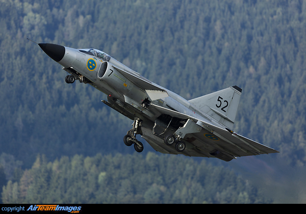 One of the last Saab 37 Viggens giving a very spirited display at AIRPOWER16. Saab JAS-37 Viggen