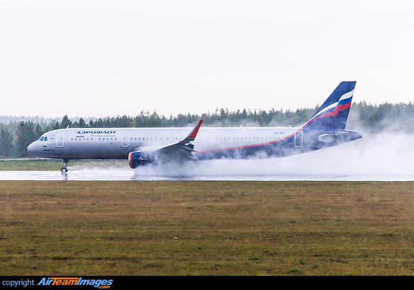 Arrival during rainy weather. Airbus A321-231