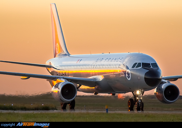 Airbus A320-211 Airbus A320-211
