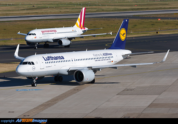 Old and new generation Airbus A320-271N