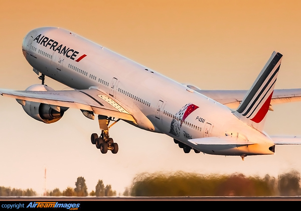 Boeing 777-328/ER Boeing 777-328/ER