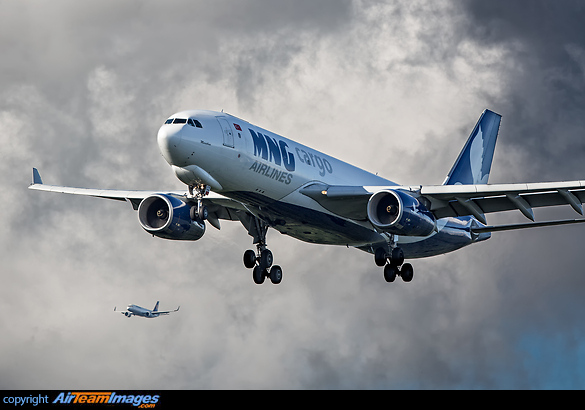 With a Lufthansa A320 NEO on a parallel approach Airbus A330-243F