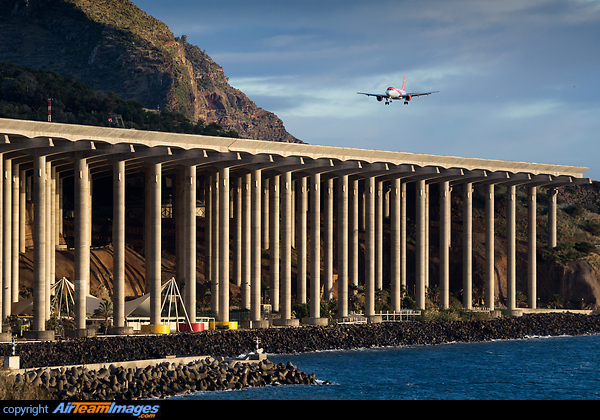 Runway bridge Airbus A319-111