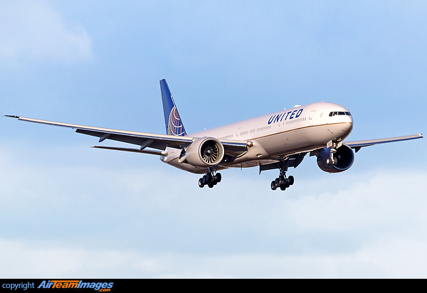 United Airlines' first extended range 777-300ER taxing arriving on her delivery flight.
United already has 74 777-200s in their fleet. Boeing 777-322/ER