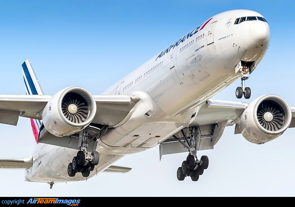 Boeing 777-328/ER Boeing 777-328/ER