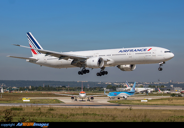 Boeing 777-328/ER Boeing 777-328/ER