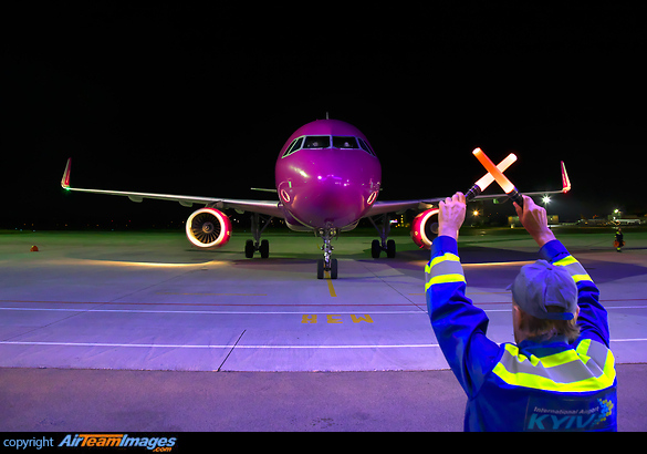 Airbus A320-232 Airbus A320-232