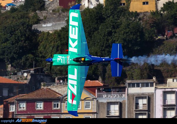 Red Bull Air Race 2017 in Porto / Gaia: Yoshihide "Yoshi" Muroya. Zivko Edge 540